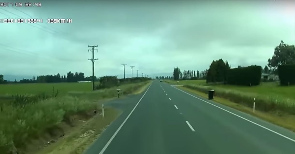 Kihalt úton autózott a sofőr, ilyen balesetre nem számított – videó