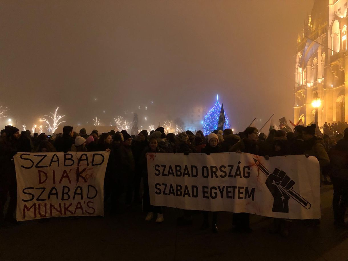 A Margit hídról a Lánchídra mennek át a tüntetők