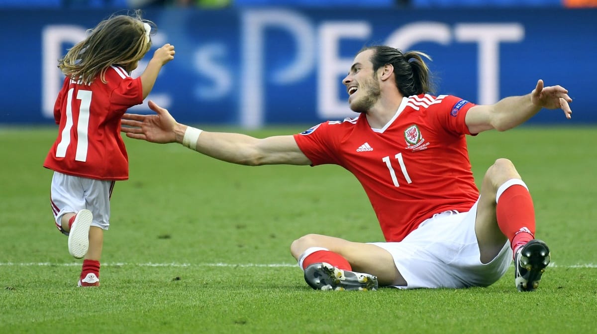 Nemzeti hősként fogadták Bale-éket Walesben