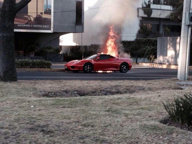 Menet közben gyulladt ki egy Ferrari Mexikóvárosban – fotó