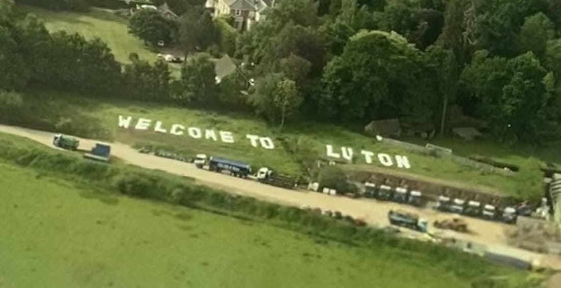 Egy „Üdvözöljük Lutonban” felirat hozta a frászt a Gatwick reptérre érkezőkre Londonban