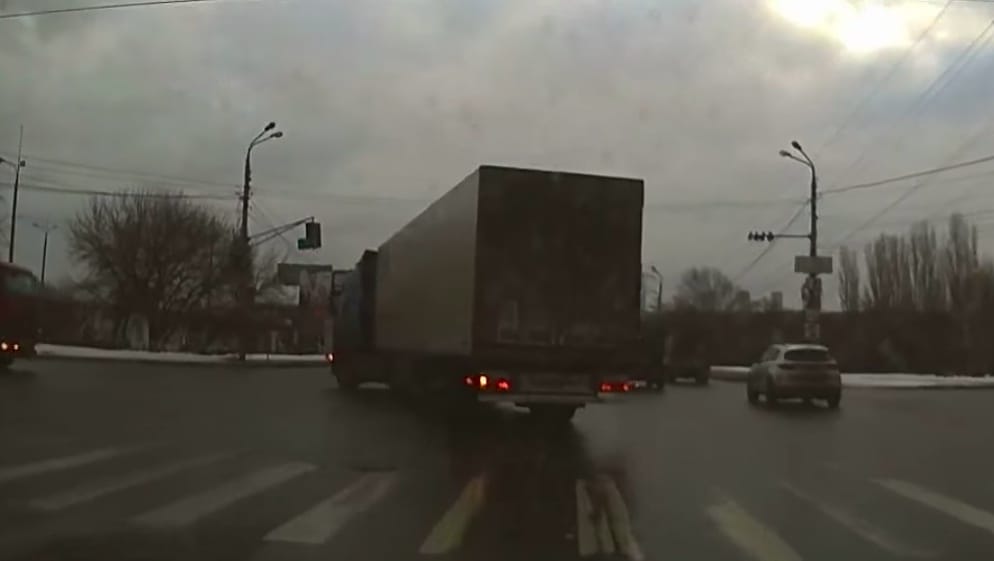 Csak balra akart kanyarodni a sofőr, de súlyos baleset lett a vége – videó