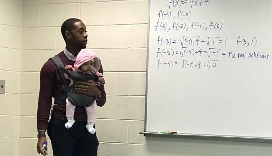 Jófejségből ötös: diákja babájára vigyázott egy matematikatanár az órán