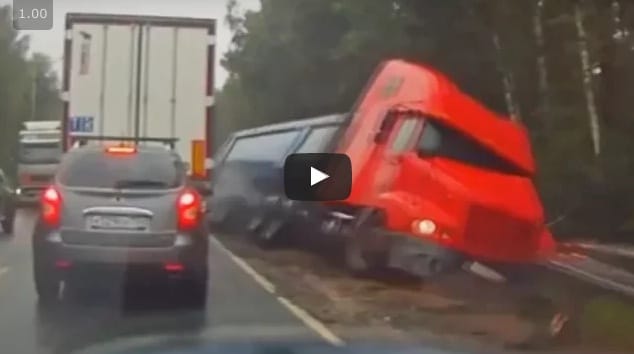 A semmiből jött ez a kamion, rendesen meglepte az autóst – videó