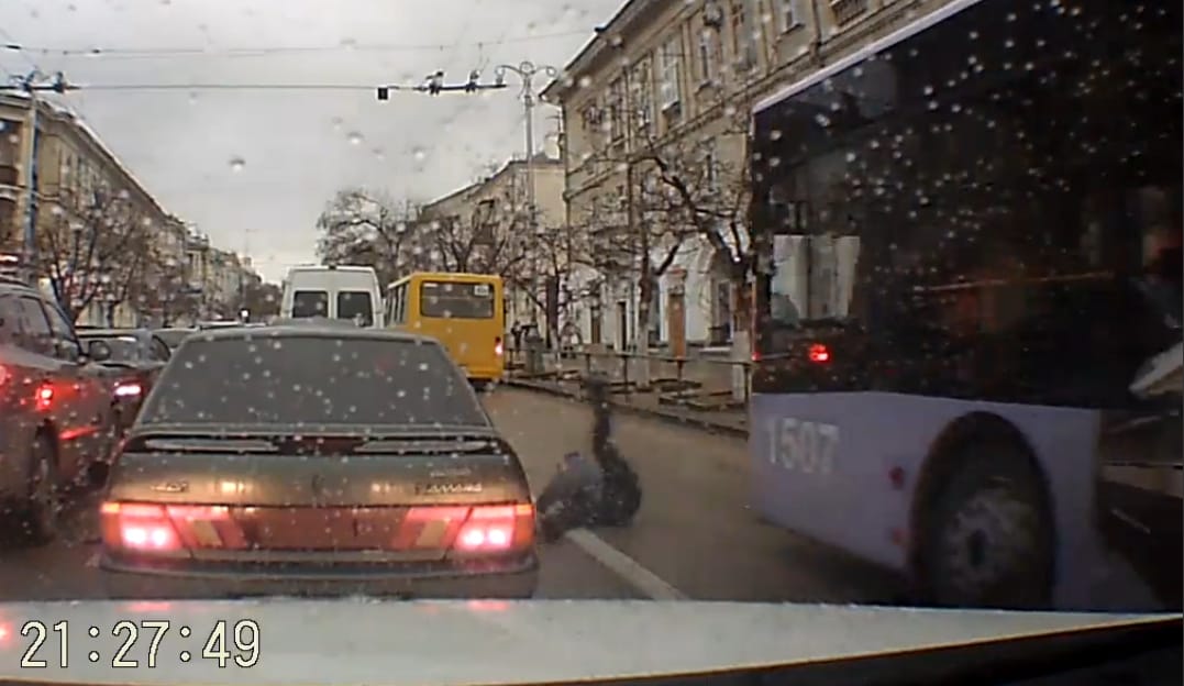 Ezért veszélyes a mobilt nyomkodni, ha az úton akarunk átkelni – videó