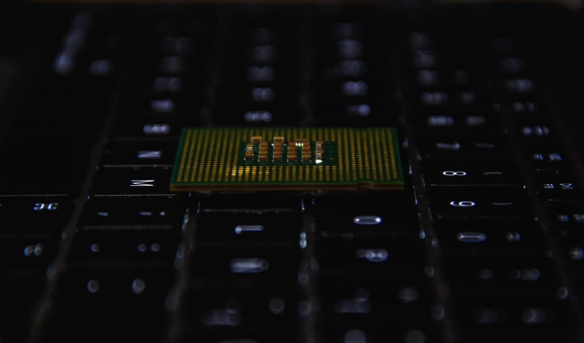 Három sebezhetőséget találtak az Intel és az AMD processzoraiban, nincs ellene védelem