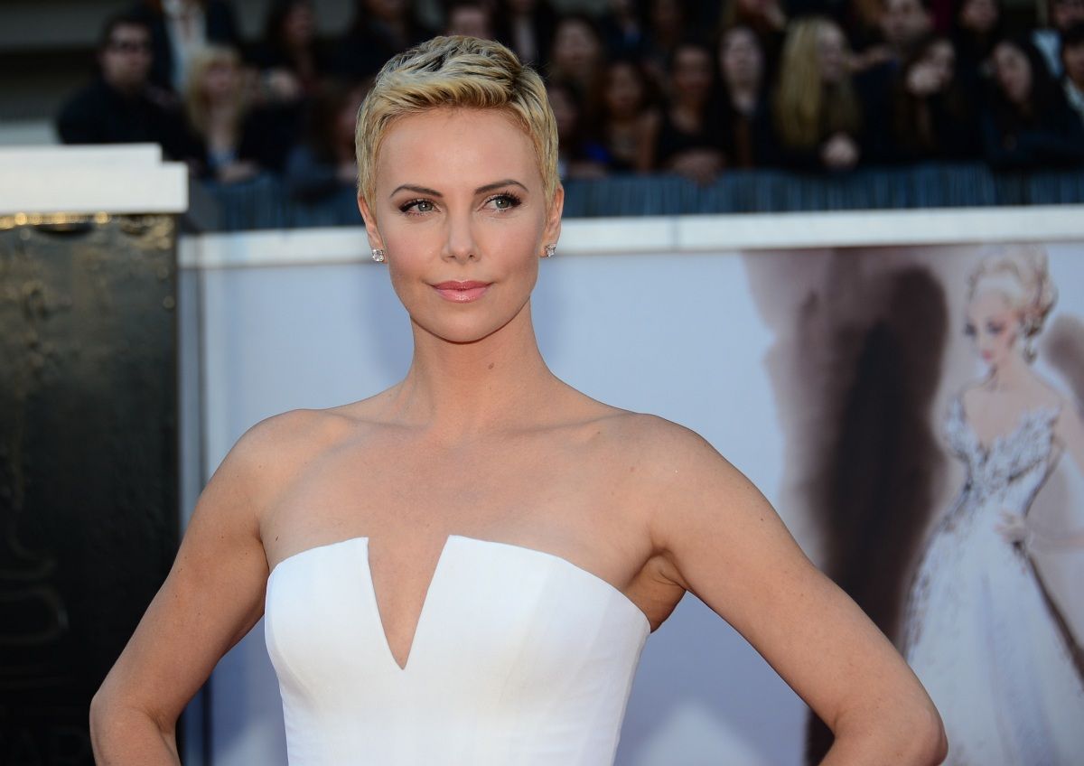 Charlize Theron hétéves gyermeke transznemű
