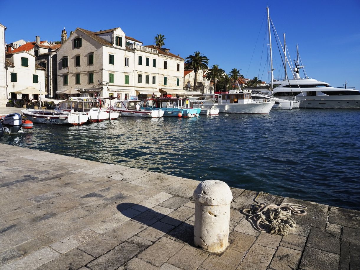 Tizenhét tonna olaj ömlött az Adriába Hvar városánál – videó