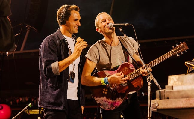 Federer volt a meglepetésvendég a Coldplay koncertjén, szólózott is