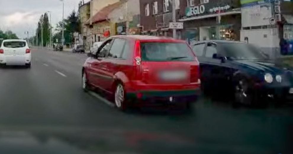 A forgalommal szemben bukkant fel egy autós a Szentendrei úton – videó