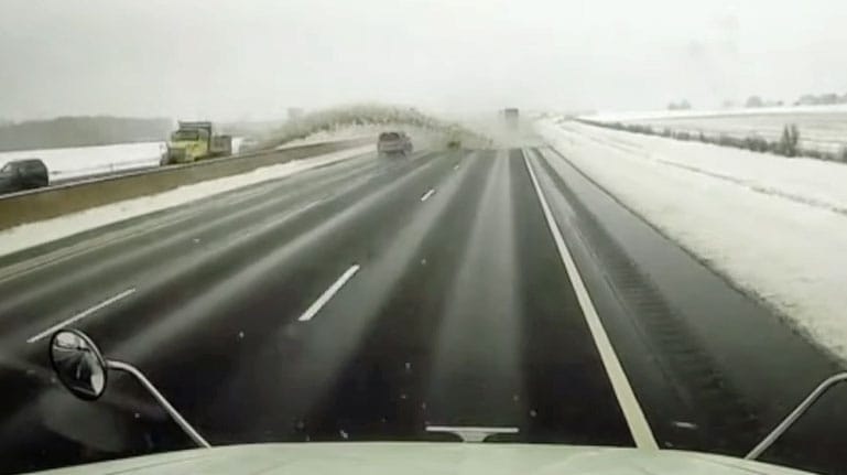 Szokatlan tömegbalesetet okozott egy hókotró egy amerikai autópályán – videó