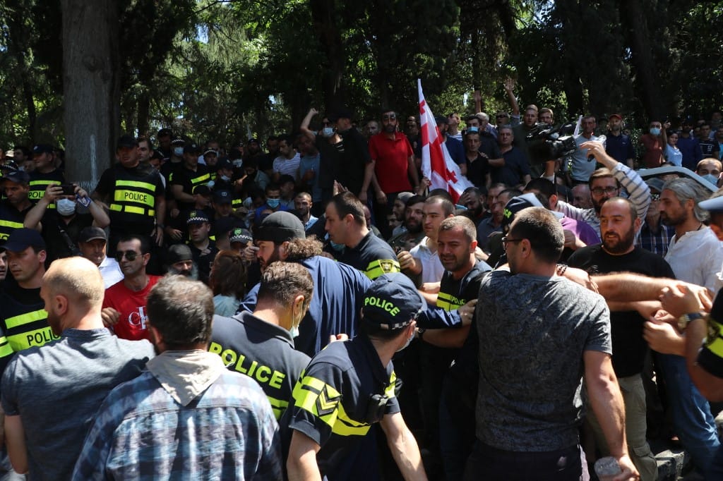 Meghalt egy újságíró, akit szélsőjobboldaliak vertek össze a grúziai Pride előtt