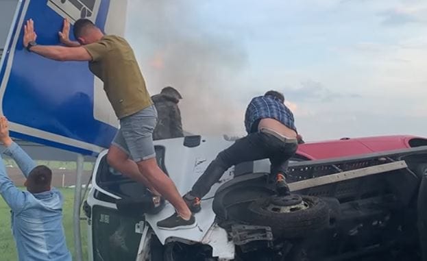 Videón, ahogy többen mentenek az M5-ösön egy sofőrt, akinek felborult és kigyulladt a járműve