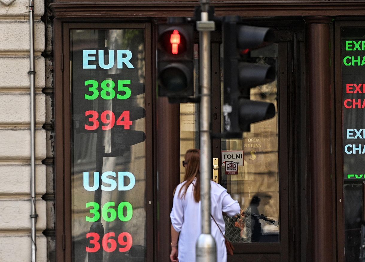 Történelmi mélyponton a forint, a dollárral szemben rekordot is döntött