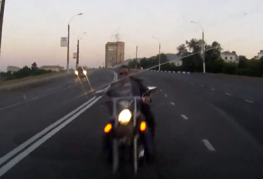 Ilyen durva véget érhet, ha valaki részegen indul motorozni – videó