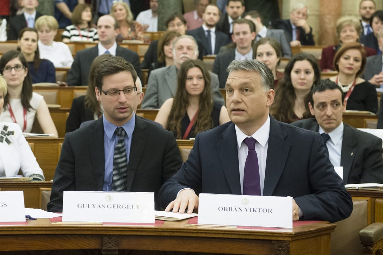 Rátette a rendőr- és katonaképzőre a kezét az Orbán-kormány