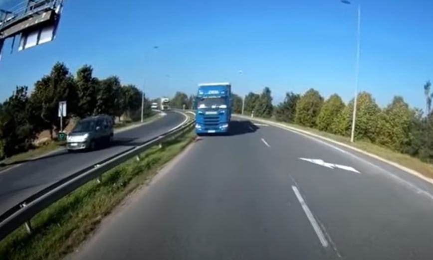 Egy kamion érkezett most szemből a 87-es úton ott, ahol már több baleset is volt hasonló okból - videó