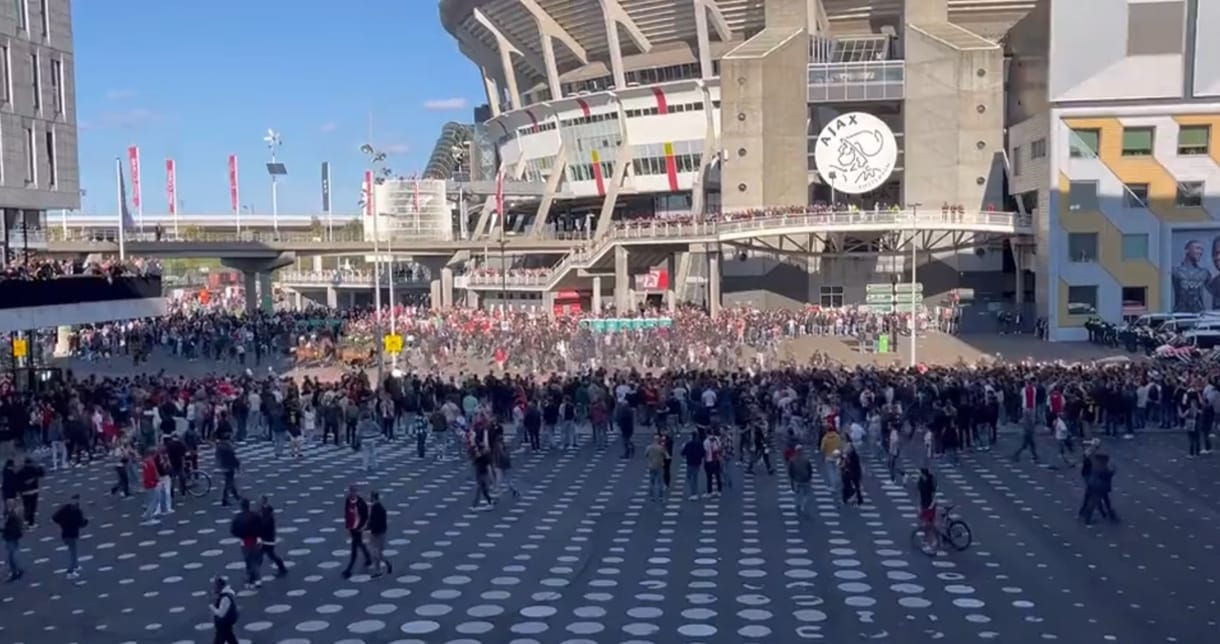 Szurkolói balhé miatt szakadt félbe az Ajax mérkőzése, lovas rendőröket is be kellett vetni – videó