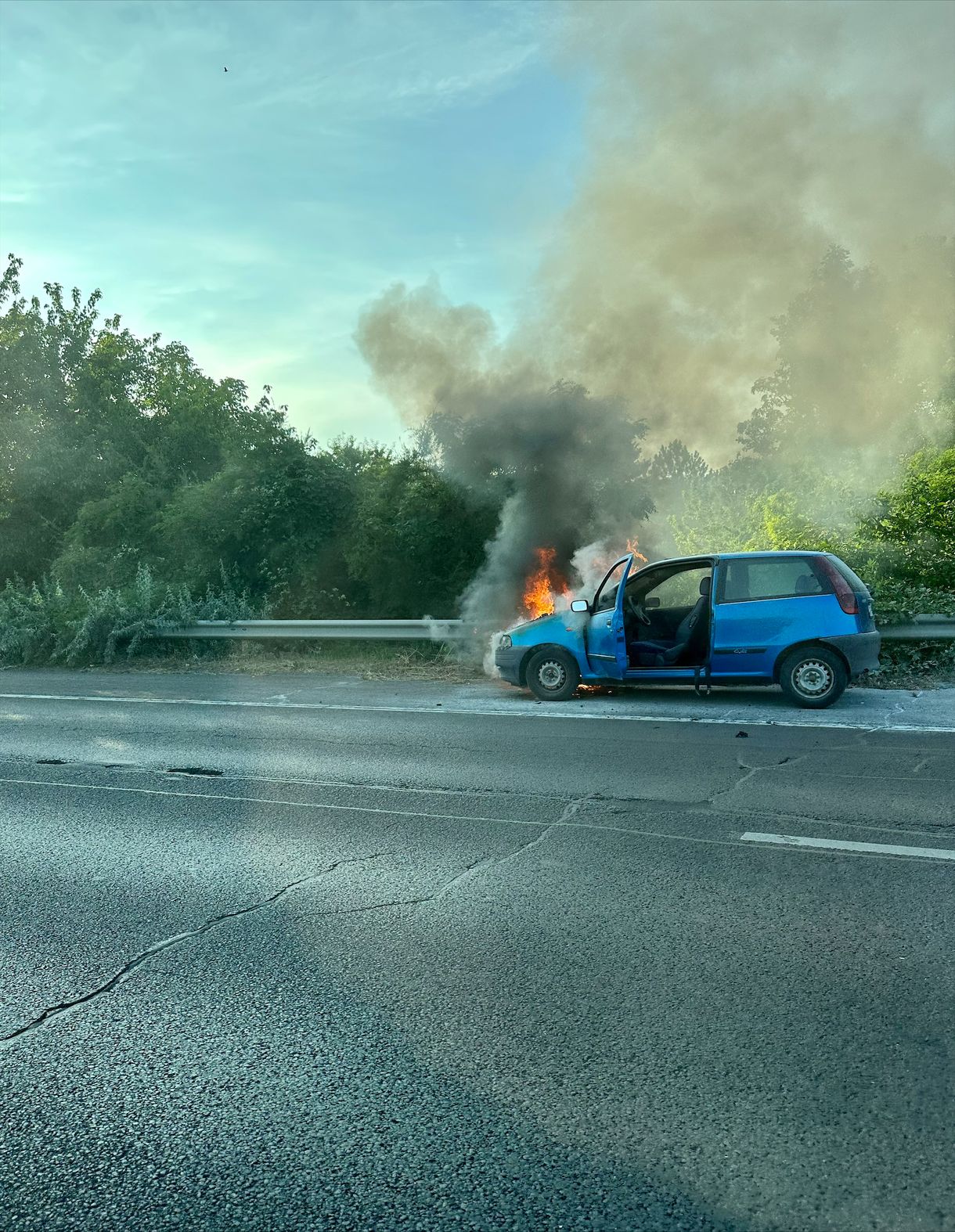 Egy Fiat Punto égett az M1-M7 bevezető szakaszánál