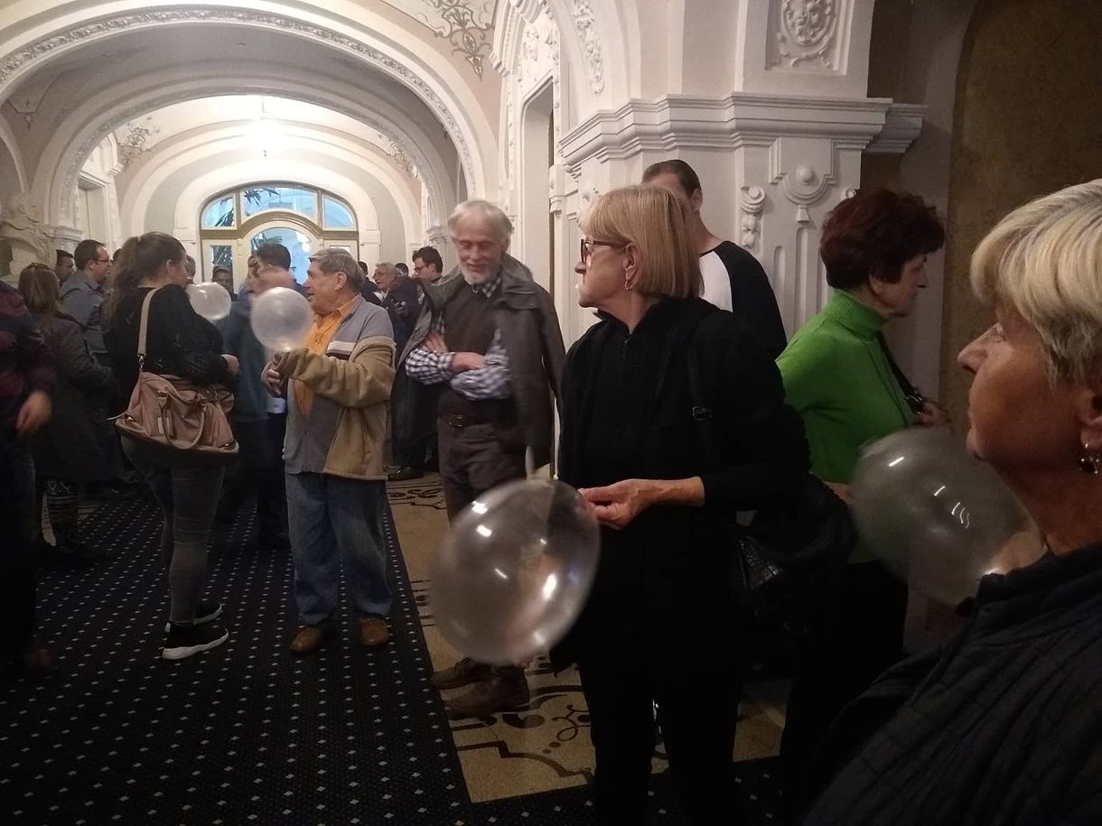 Felfújt óvszerrel dobálták a tüntetők Borkai Zsoltot – videó