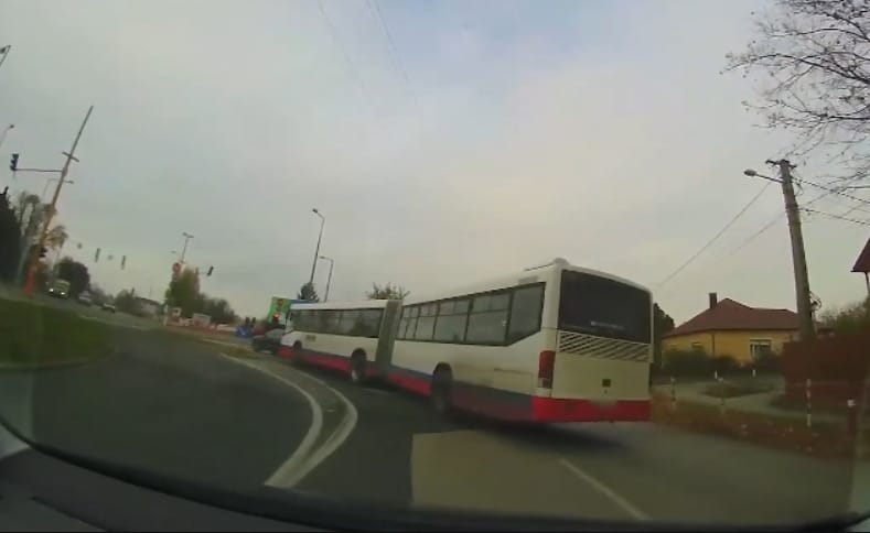 Videó: Elég kemény manővert vitt végig a sofőr egy székesfehérvári busszal