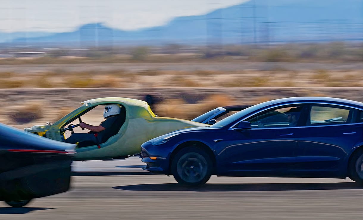 Így gyorsul a napelemes autó egy Tesla ellen - videó