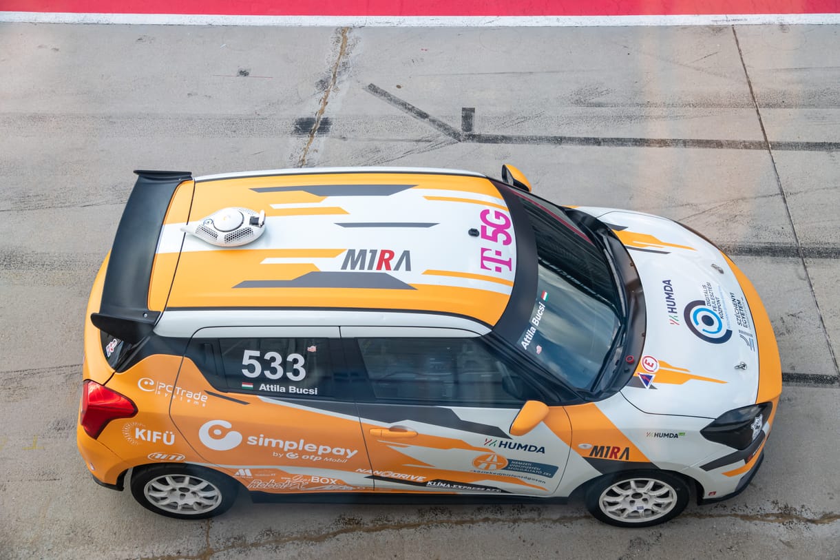 Palkovics László ment egy kört a Hungaroringen – miközben ki sem mozdult a boxutca épületéből