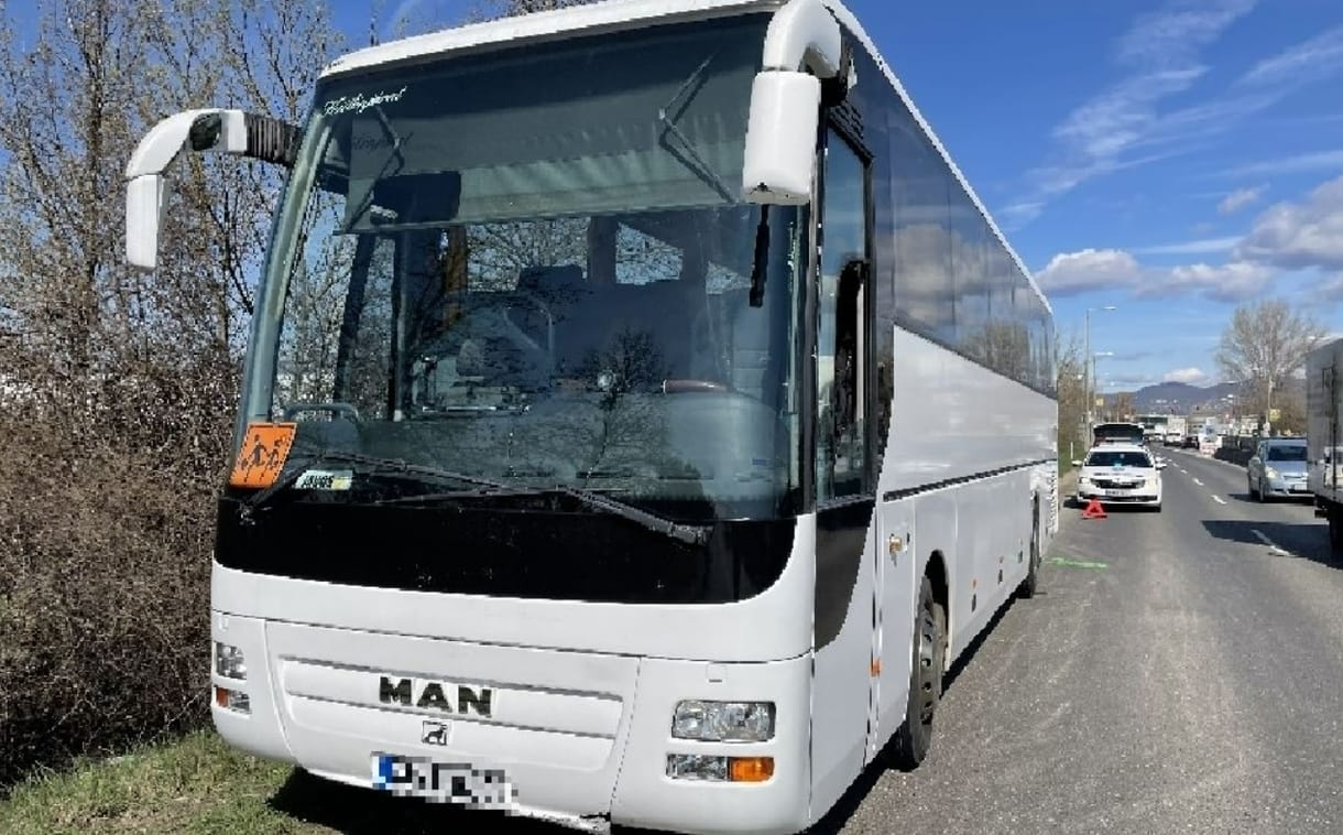 Óvodásokat szállító busz előtt büntetőfékezett egy teherautós, elvették a jogosítványát