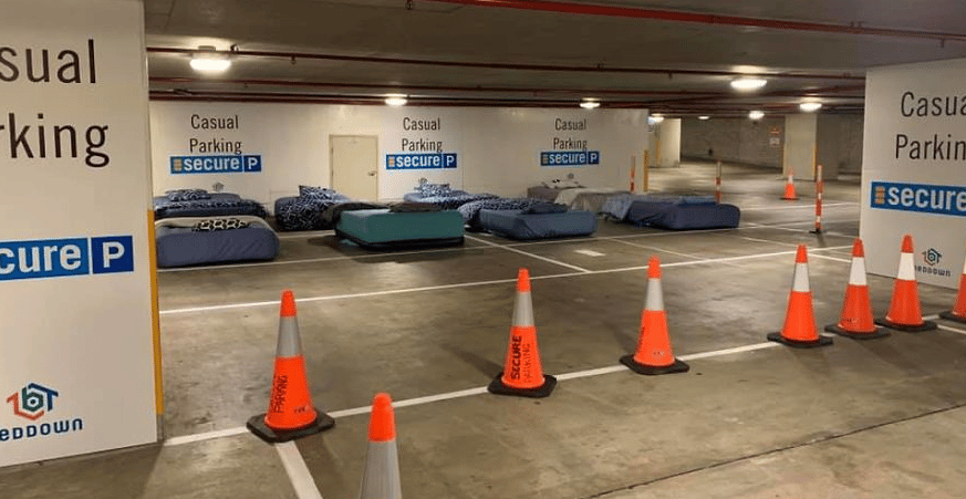 Éjjel hajléktalanok használhatnak egy ausztrál parkolóházat