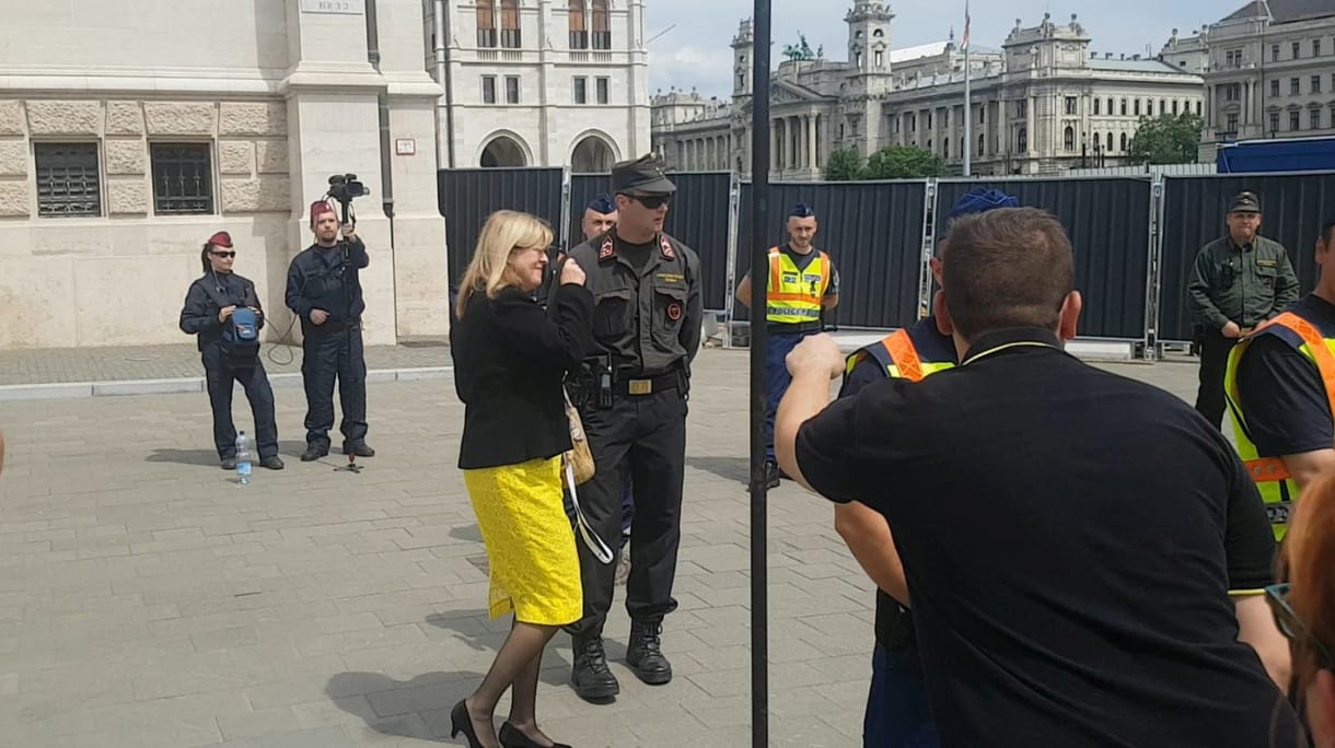 Kifütyülték a tüntetők a Parlamentből távozó Schmidt Máriát – videó