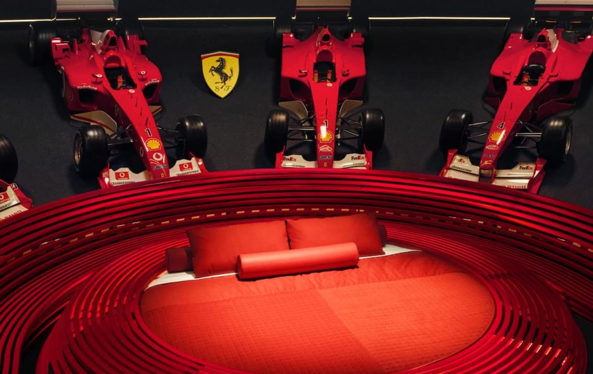 Éjszaka a múzeumban Ferrari-módra: a Forma–1-es autóik között lehet tölteni egy estét