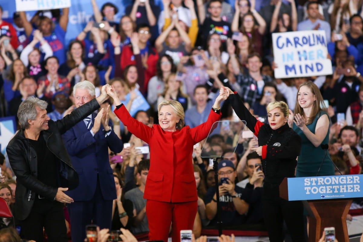 Lady Gagának megtiltották, hogy beszóljon Trumpnak