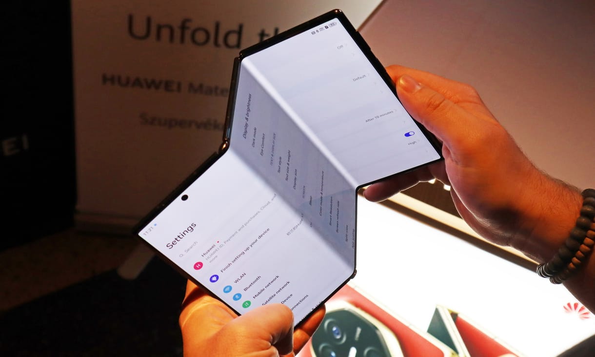 Megújulhat a Huawei forradalmi mobilja, ilyen lehet a hamarosan érkező, duplán hajlítható Mate XT 2