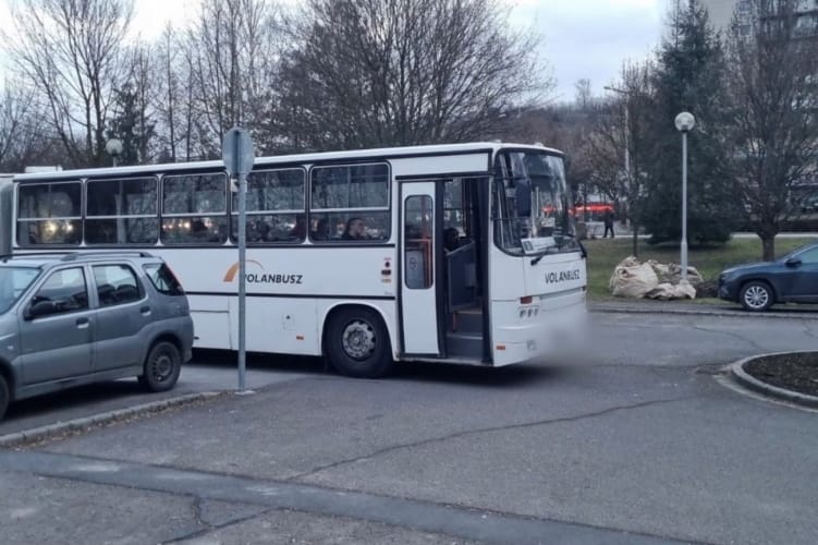 Részegen kötött el egy autóbuszt egy férfi Szolnokon, pillanatok alatt egymilliós kárt csinált