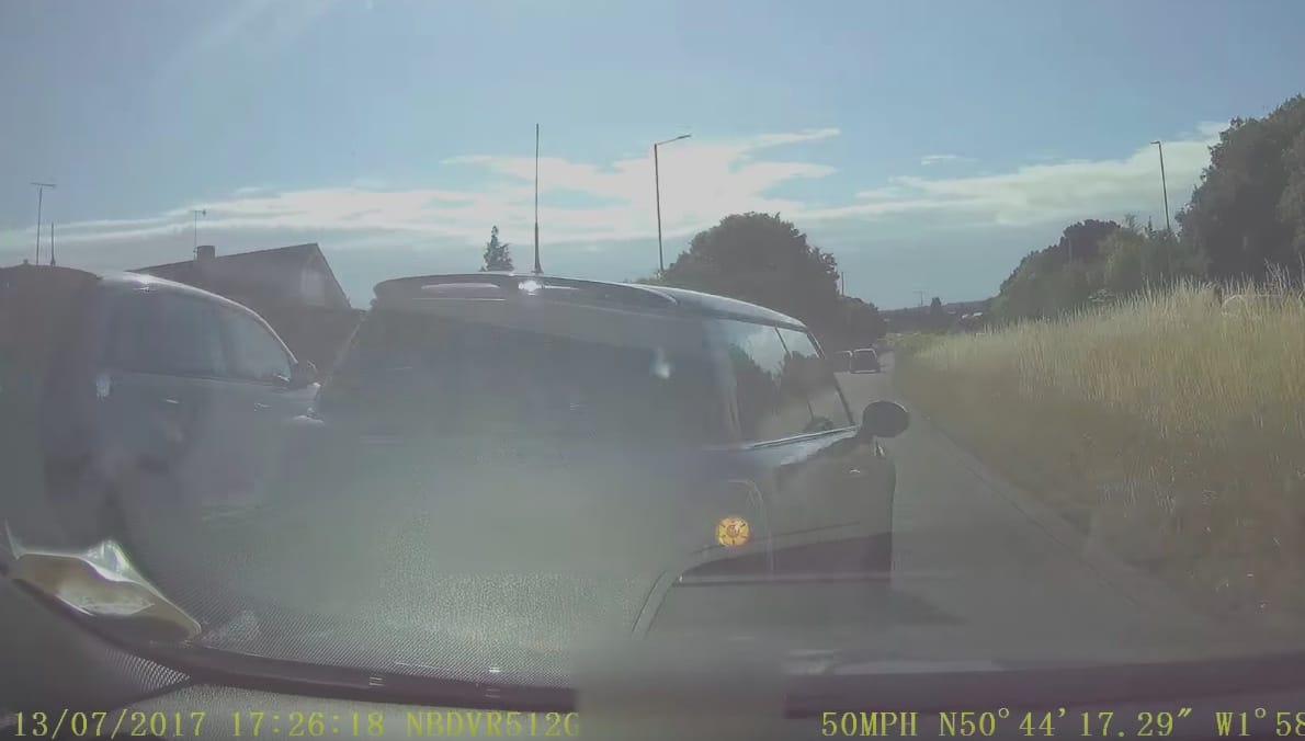 Ez történik, ha egy ön- és közveszélyes sofőr agresszív előzésbe kezd – videó