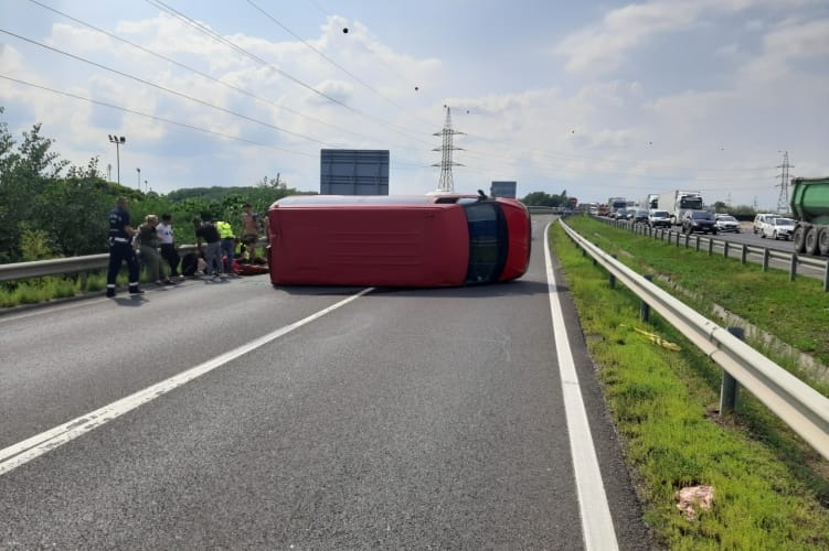 Kamion és kisbusz ütközött az M0-áson, megállították a forgalmat