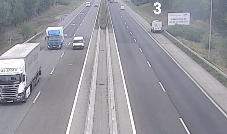 Videó: Mire való a leállósáv? Egy furgonos szerint arra, hogy kidobáljunk több zsáknyi hulladékot