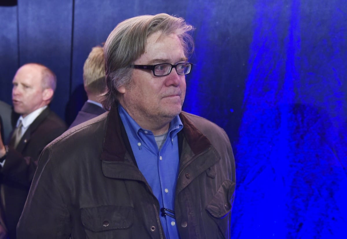 Trump helyett Bannon elnök költözött be a Fehér Házba