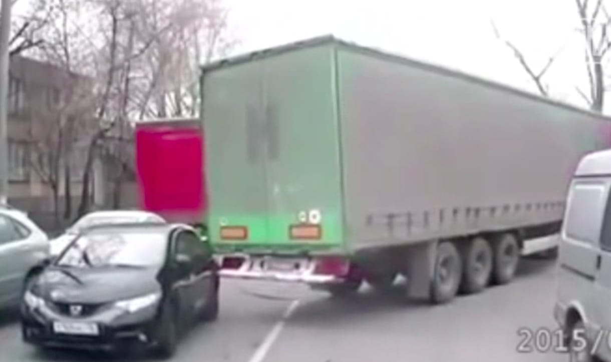 Ilyen az, amikor egy kamionosnak igazán rossz napja van – videó