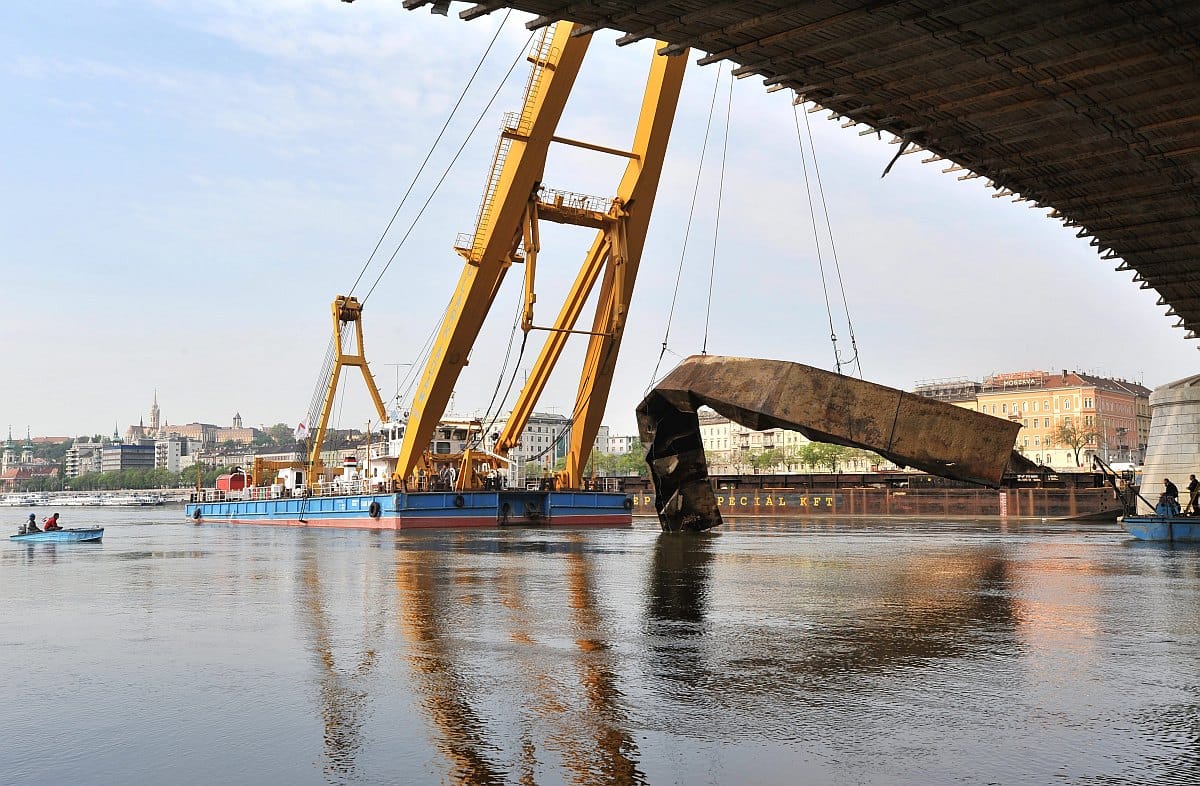 Több mint 500 tonna roncsot szedtek már ki a Dunából