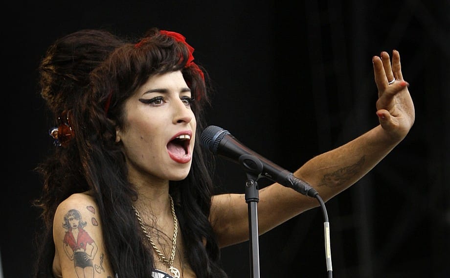 Videó: Amy Winehouse-t kifütyülték Szerbiában