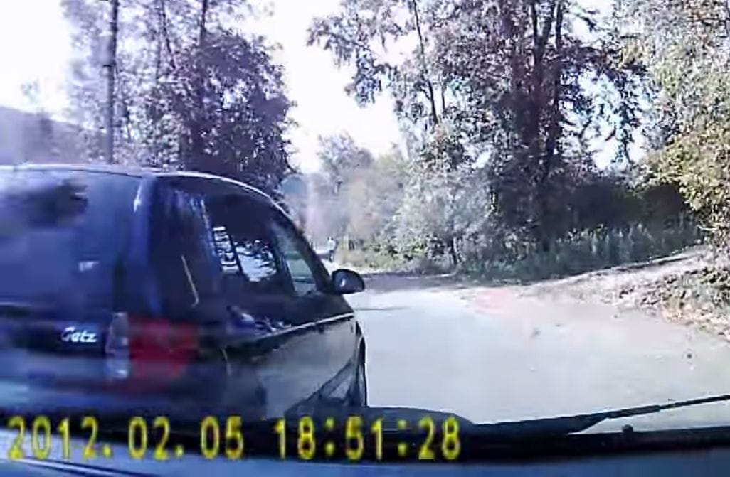 Valóság lett a filmből: menet közben szállt el az autó féke - videó