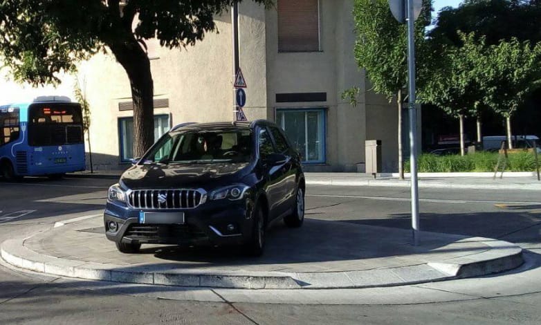 A nap képe: a budapesti suzukis remek parkolóhelyet talált
