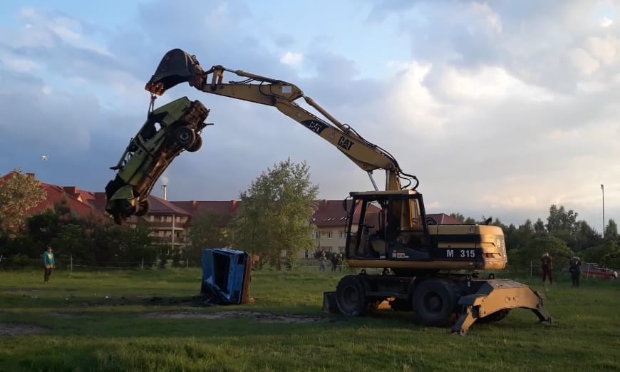 A nap videója: Ilyen könnyedséggel játszadozik egy markológép személyautókkal