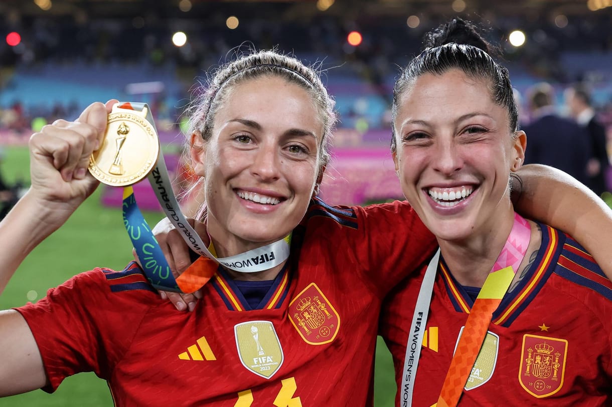 Bocsánatot kért a világbajnok női fociválogatott játékosát szájon csókoló sportvezető