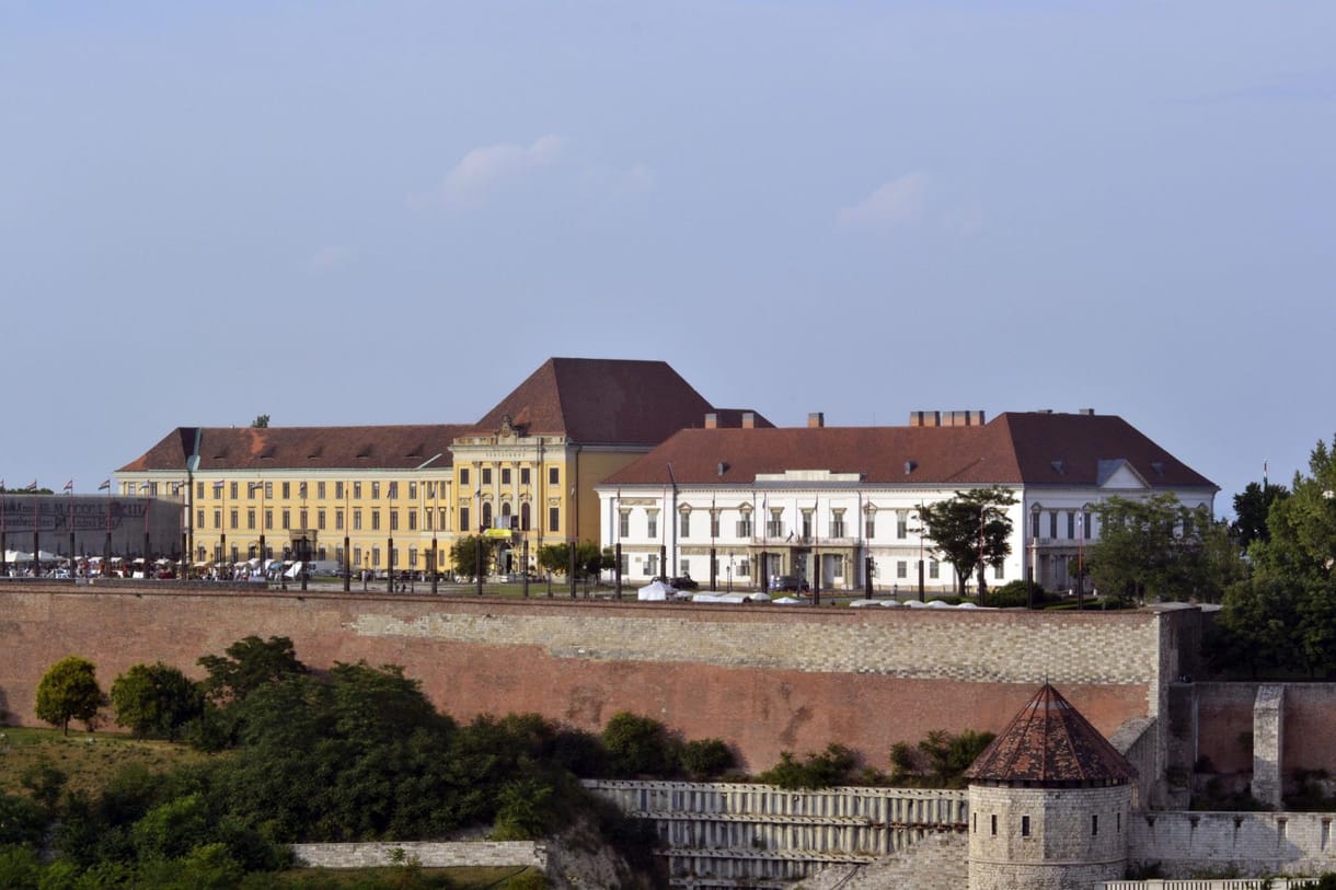 842 millió forintból építtetnek liftet a Várban