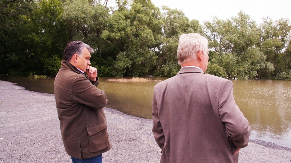 Fotó: Orbán Viktor szemmel veri a Dunát