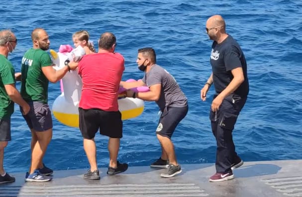 Komppal mentették ki a tengerből az unikornison sodródó kislányt