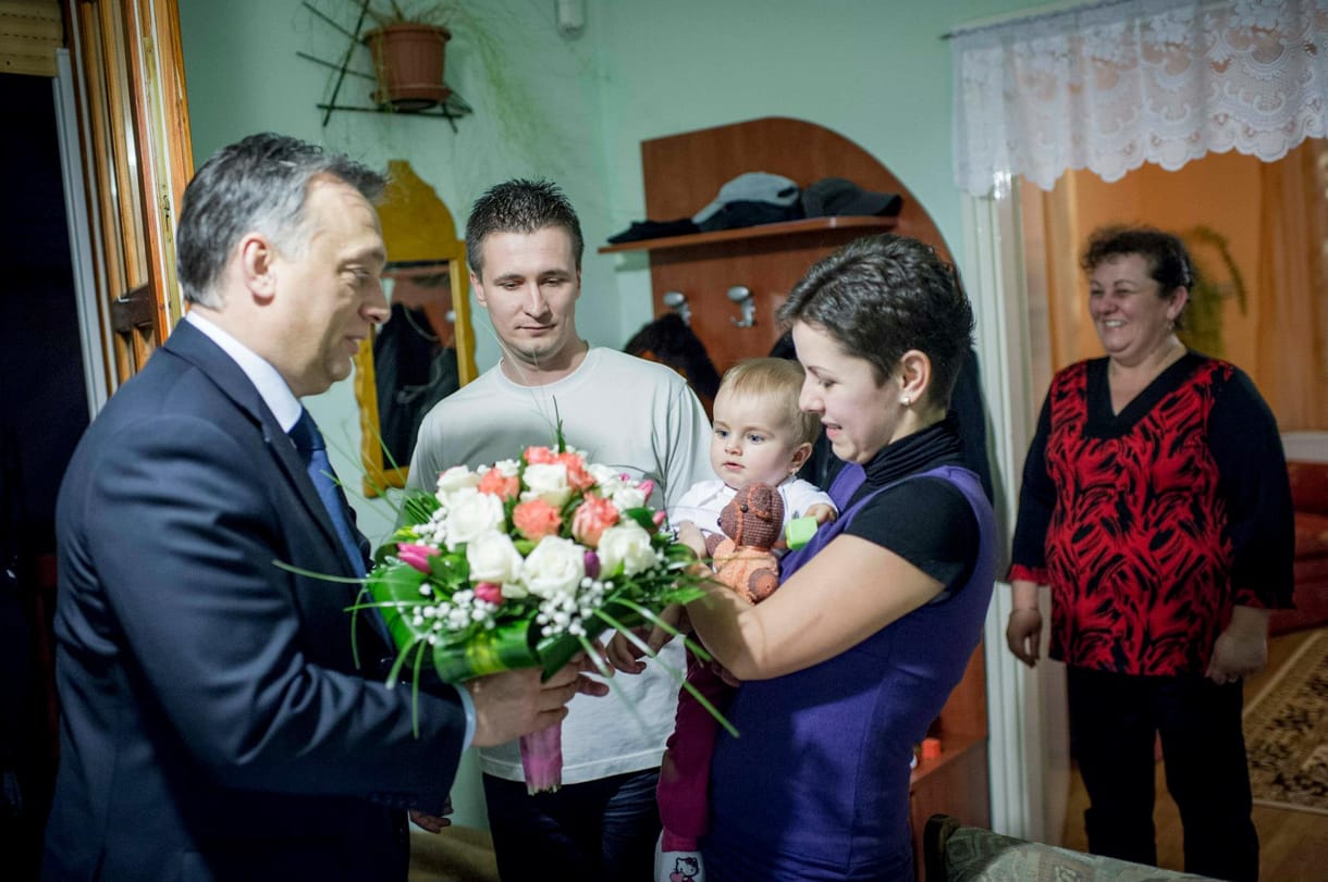 Orbán egy szabolcsi családnál pálinkázott - fotók
