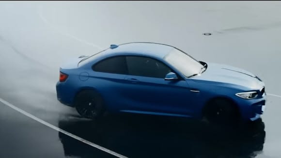Meglepő, mégis tökéletesen illik egymáshoz az opera és a BMW M2 - videó
